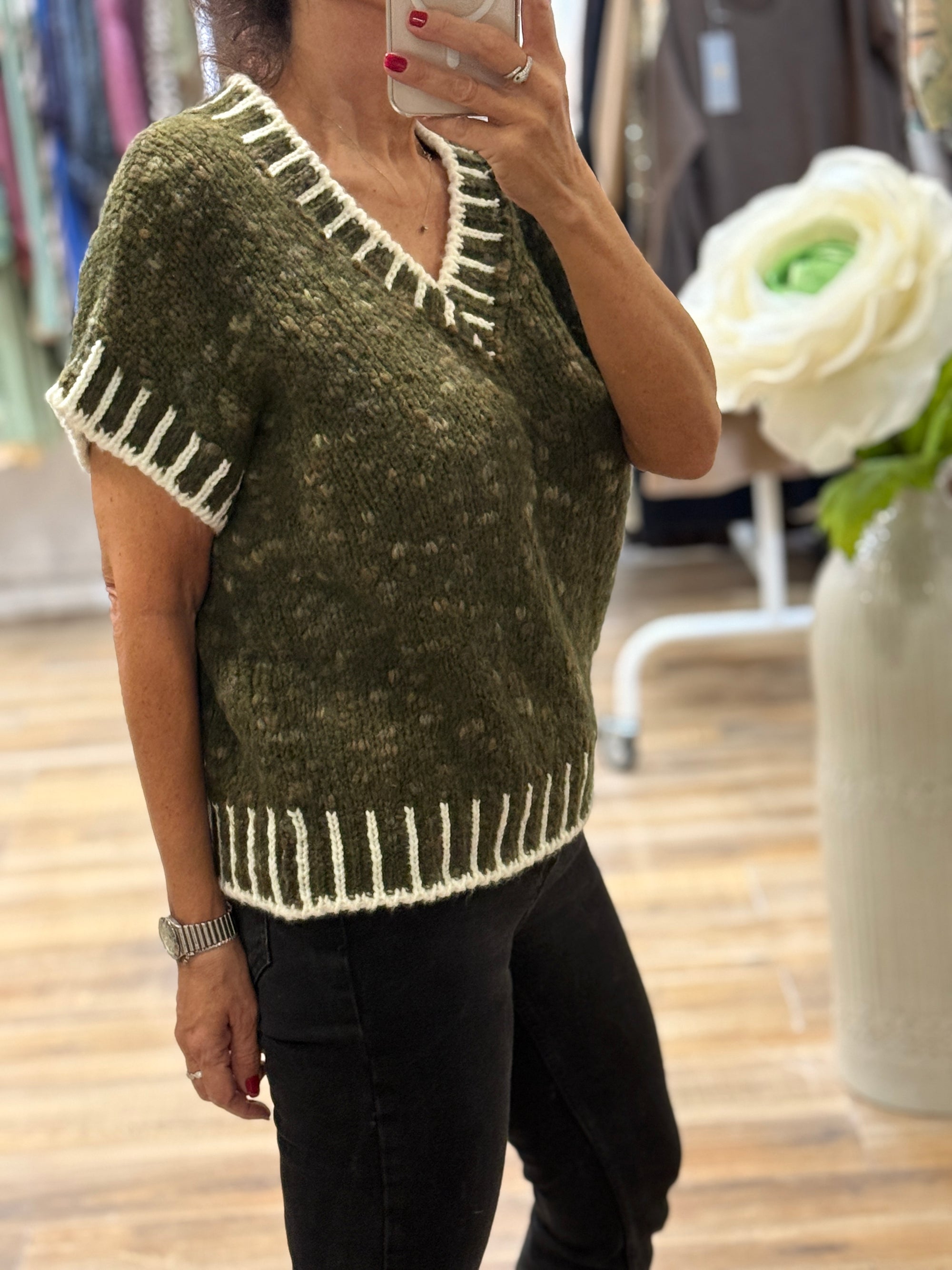 PULL TRICOTÉ KAKI A BORDURES ÉCRUES