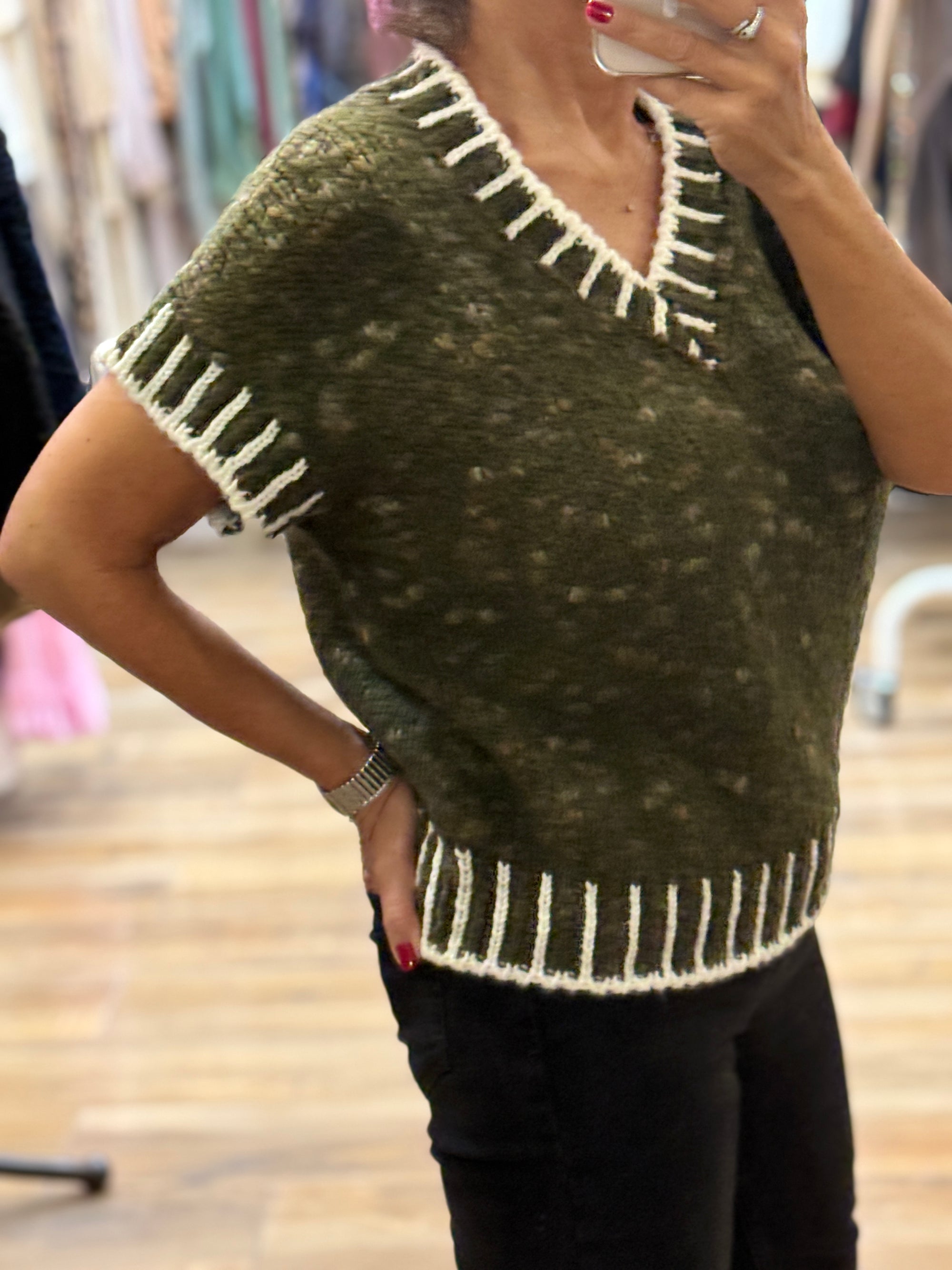 PULL TRICOTÉ KAKI A BORDURES ÉCRUES