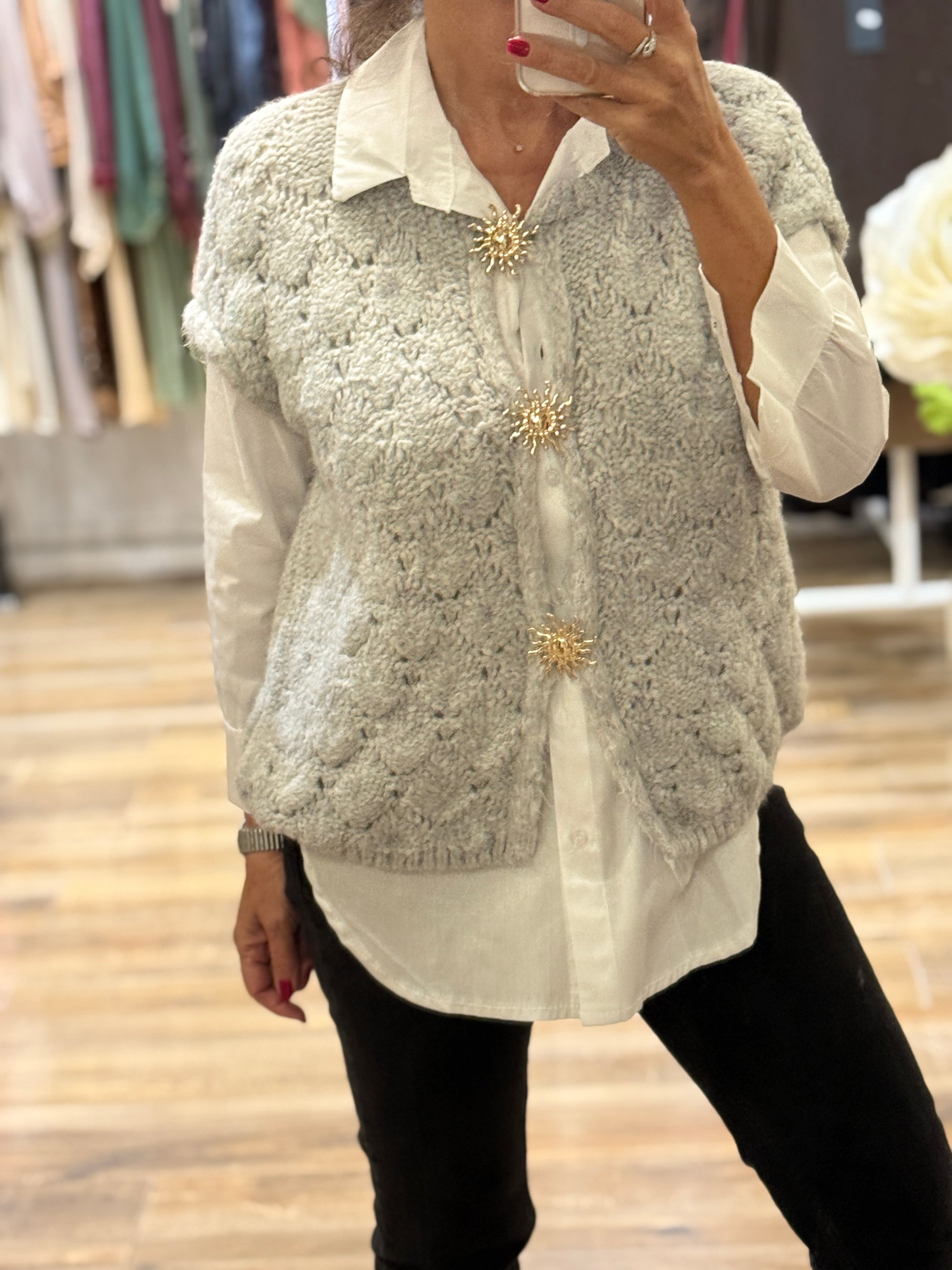 PULL/GILET MAILLE GRISE BOUTONS DORÉS