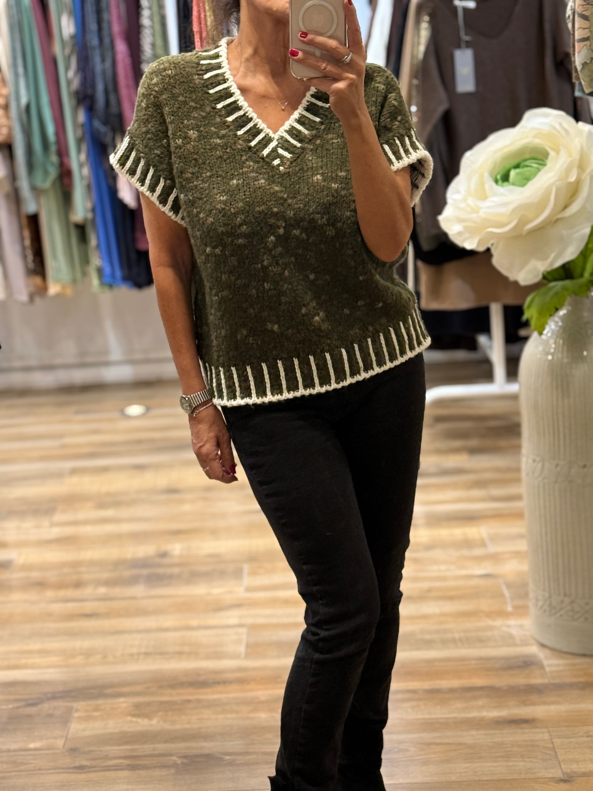 PULL TRICOTÉ KAKI A BORDURES ÉCRUES