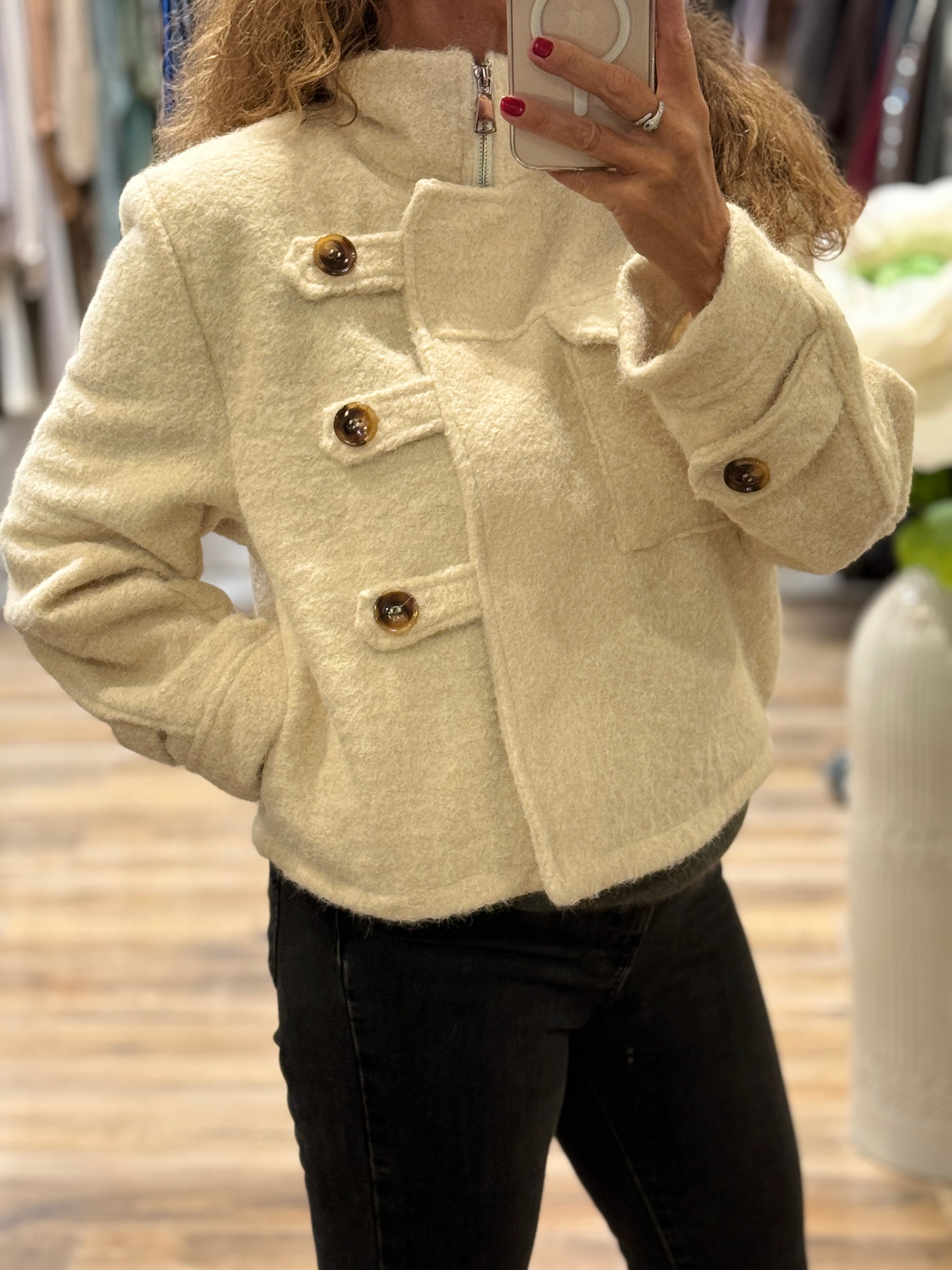 VESTE COURTE ÉCRUE EFFET LAINE BOUILLIE