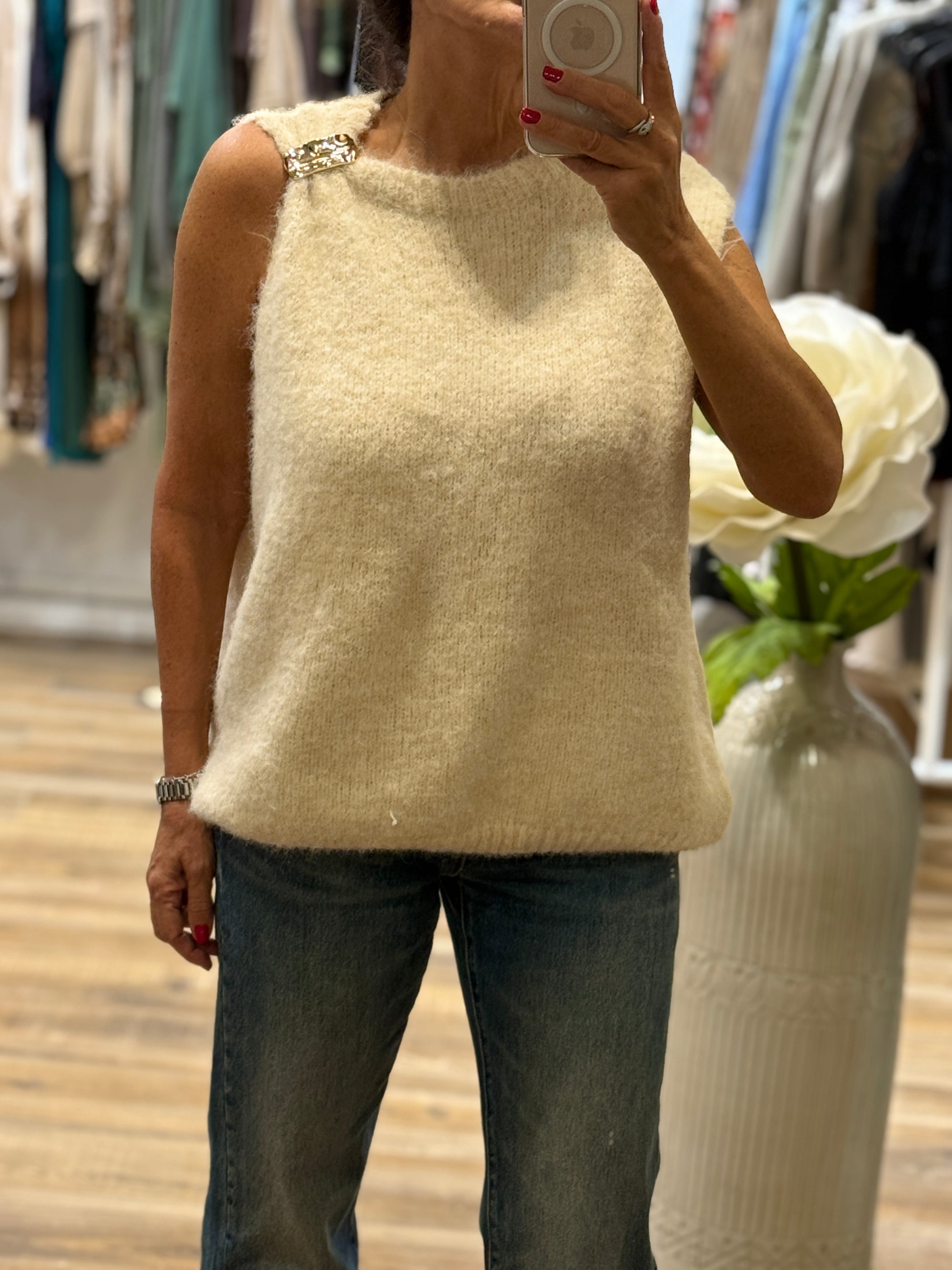 PULL SANS MANCHES ÉCRU AVEC BROCHE DORÉE