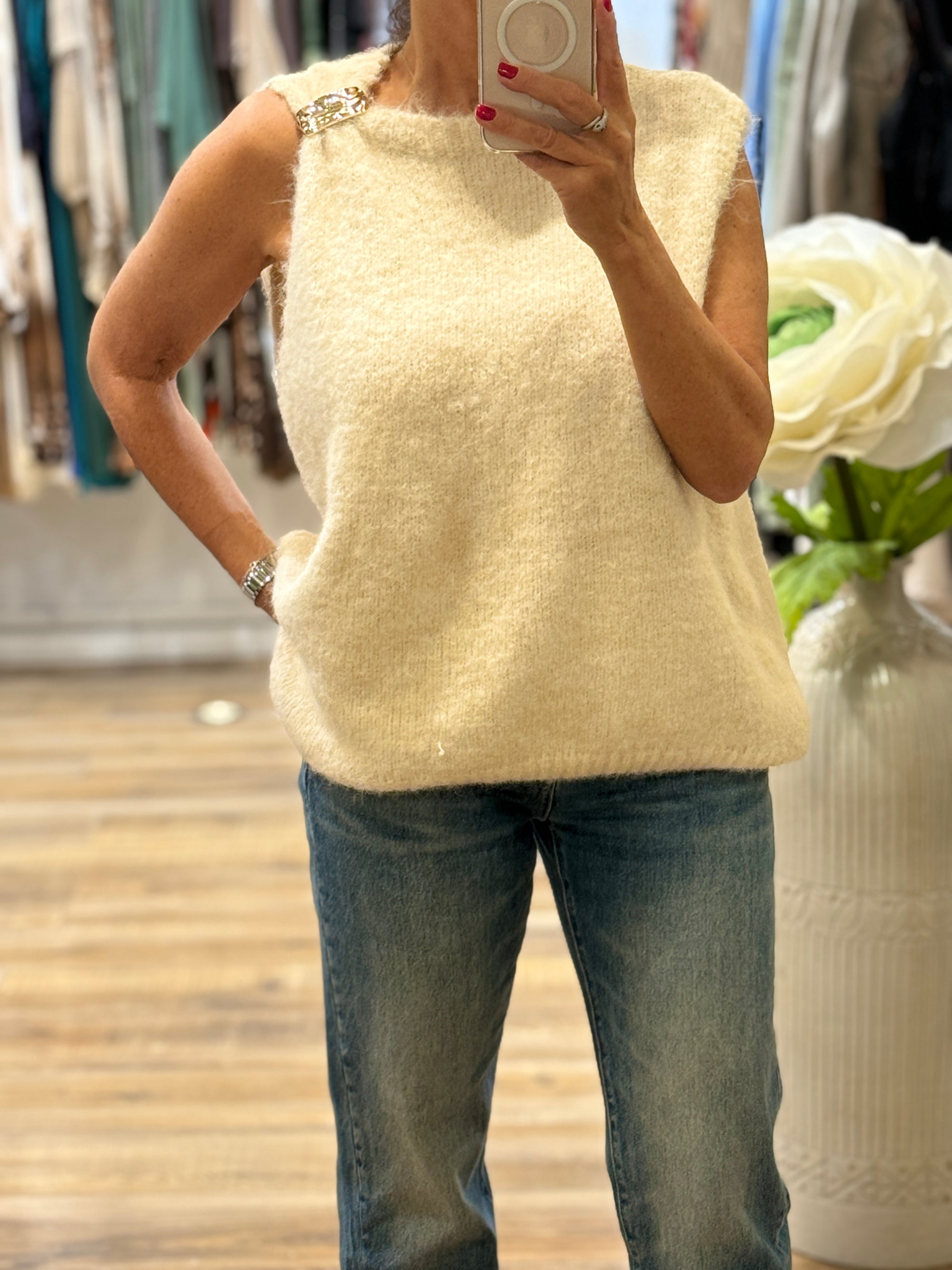 PULL SANS MANCHES ÉCRU AVEC BROCHE DORÉE