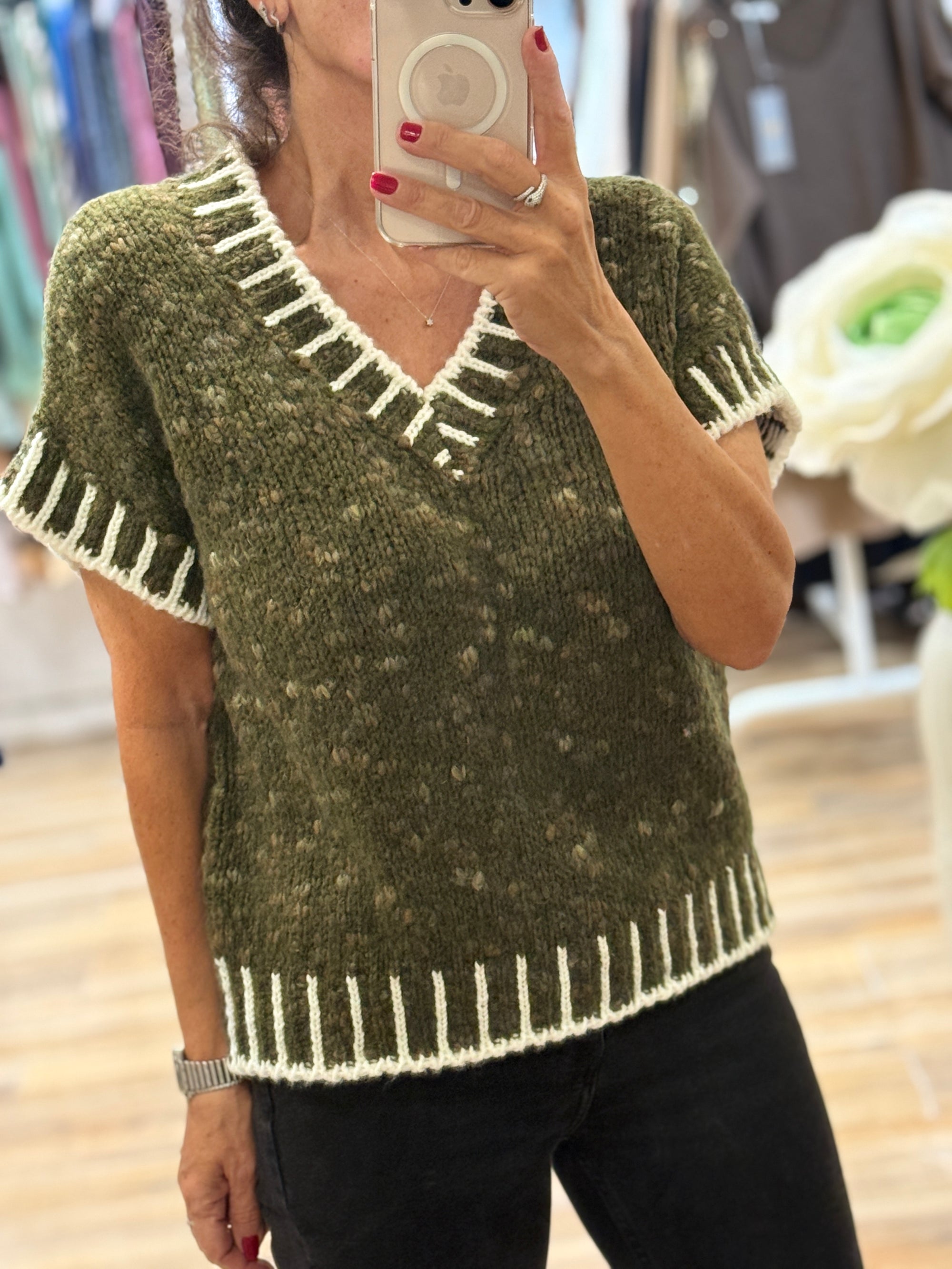 PULL TRICOTÉ KAKI A BORDURES ÉCRUES