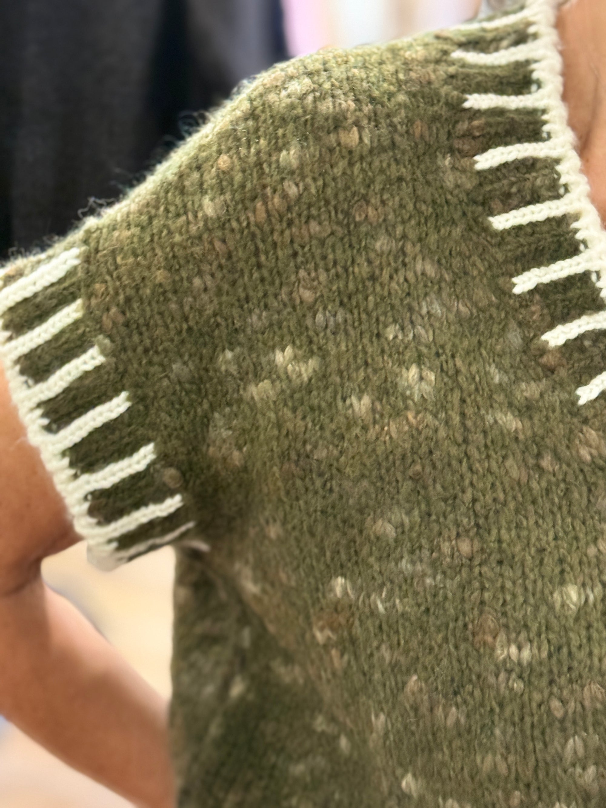 PULL TRICOTÉ KAKI A BORDURES ÉCRUES