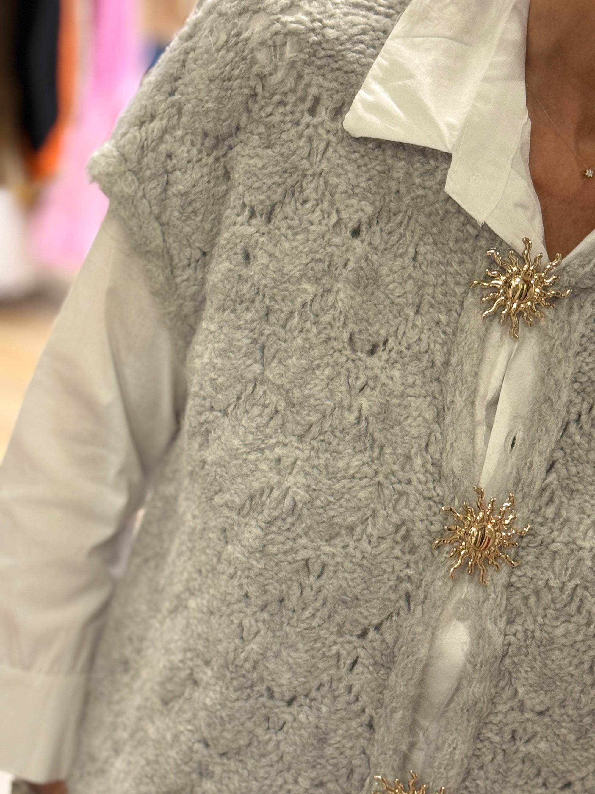 PULL/GILET MAILLE GRISE BOUTONS DORÉS