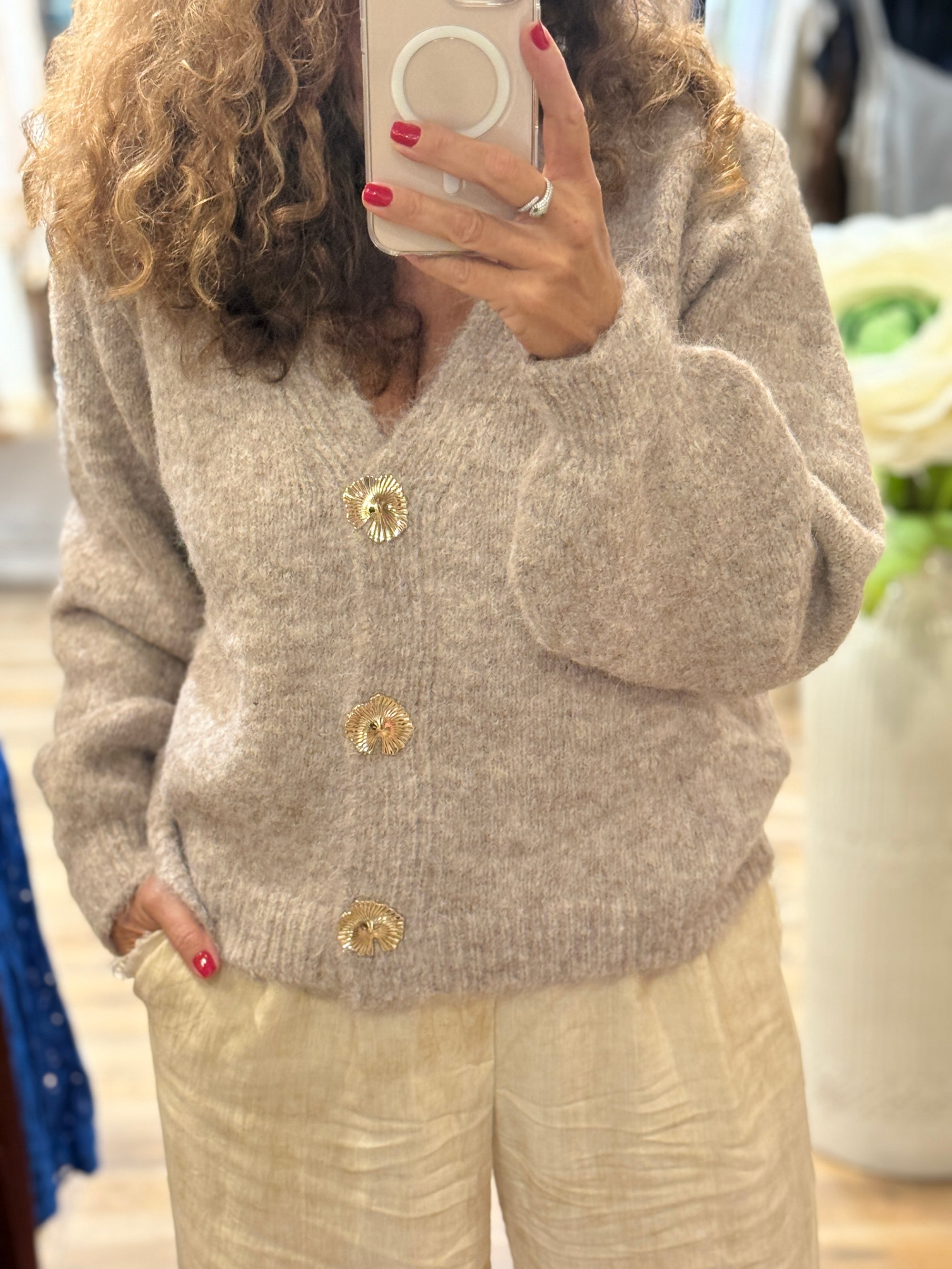 PULL/GILET TAUPE BOUTONS FLEURS DORÉES