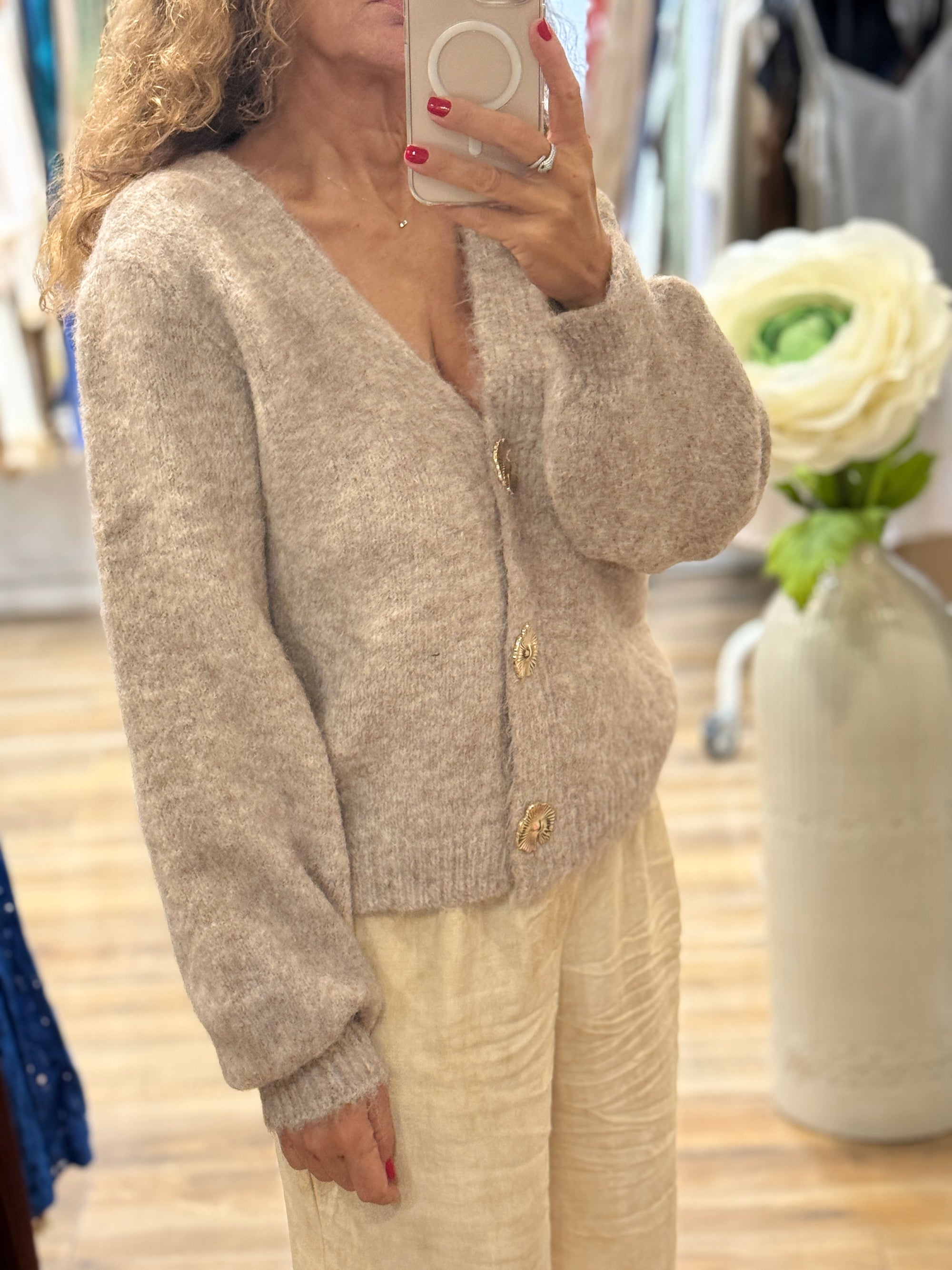PULL/GILET TAUPE BOUTONS FLEURS DORÉES