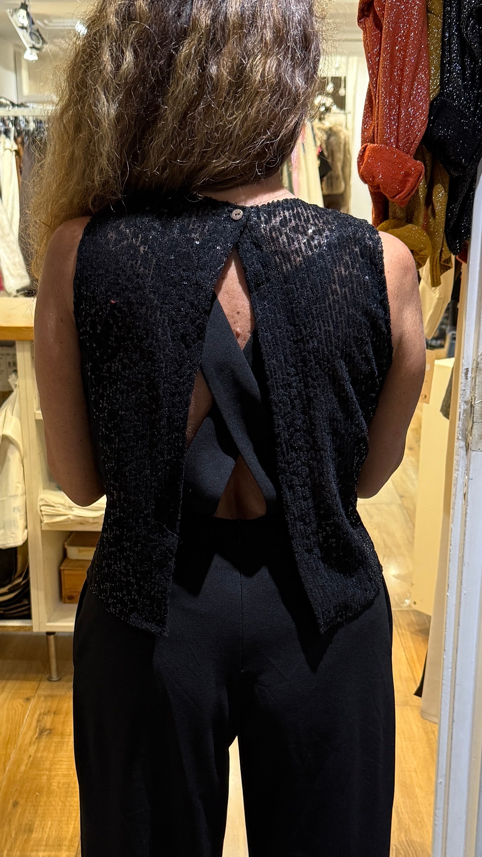 COMBINAISON NOIRE DOS CROISÉ SEQUINS