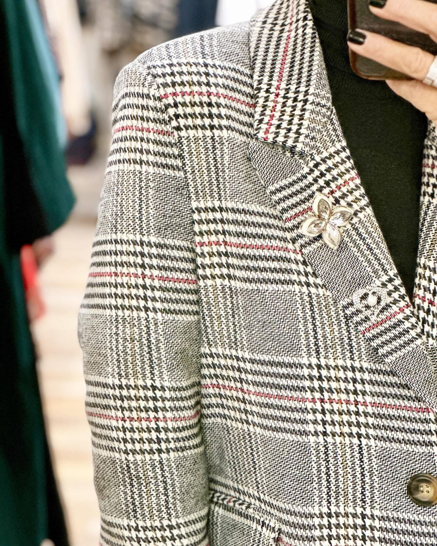 BLAZER PIED DE POULE AVEC BROCHE FLEUR