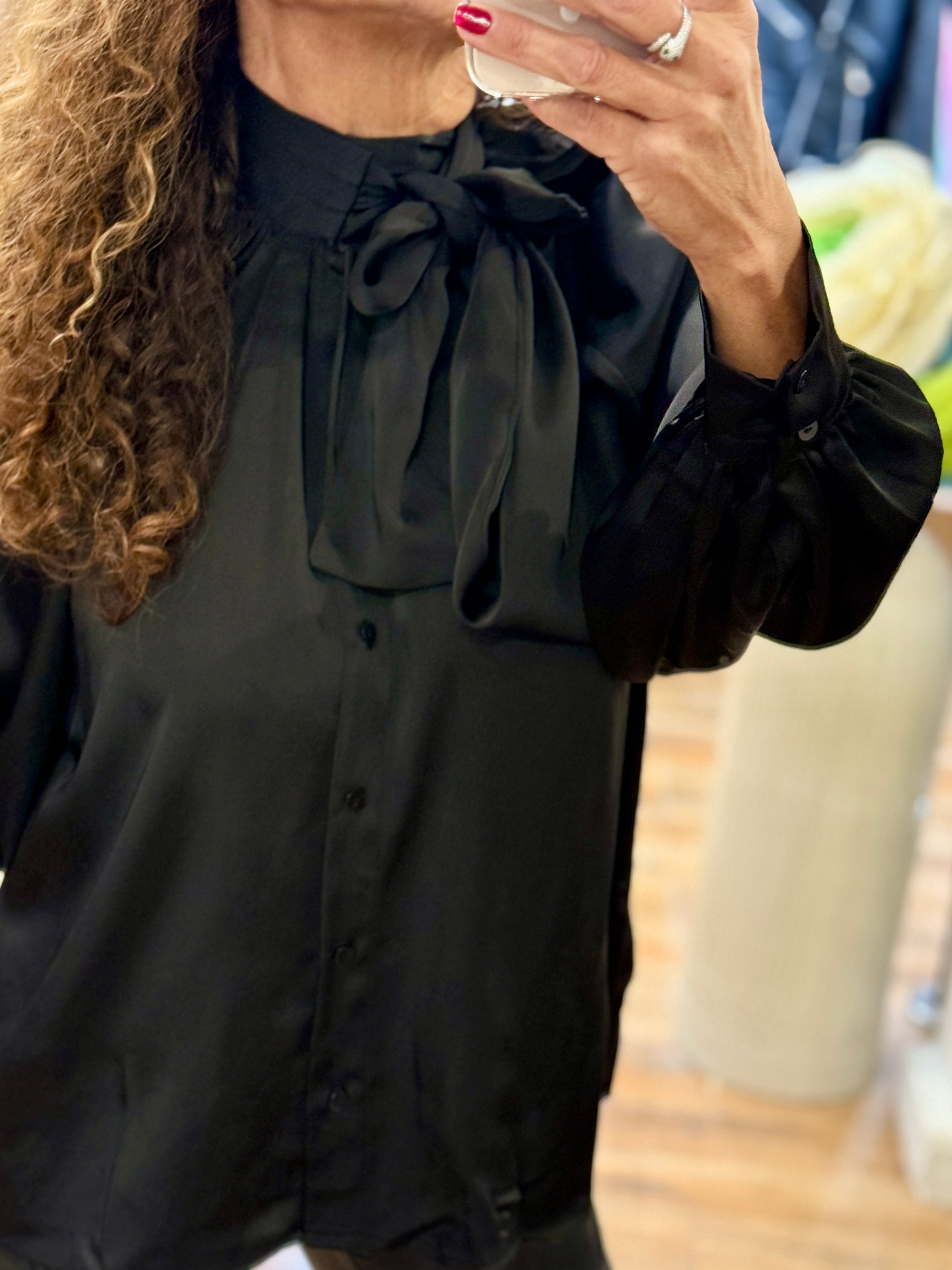 CHEMISE NOIRE A COL LAVALLIERE