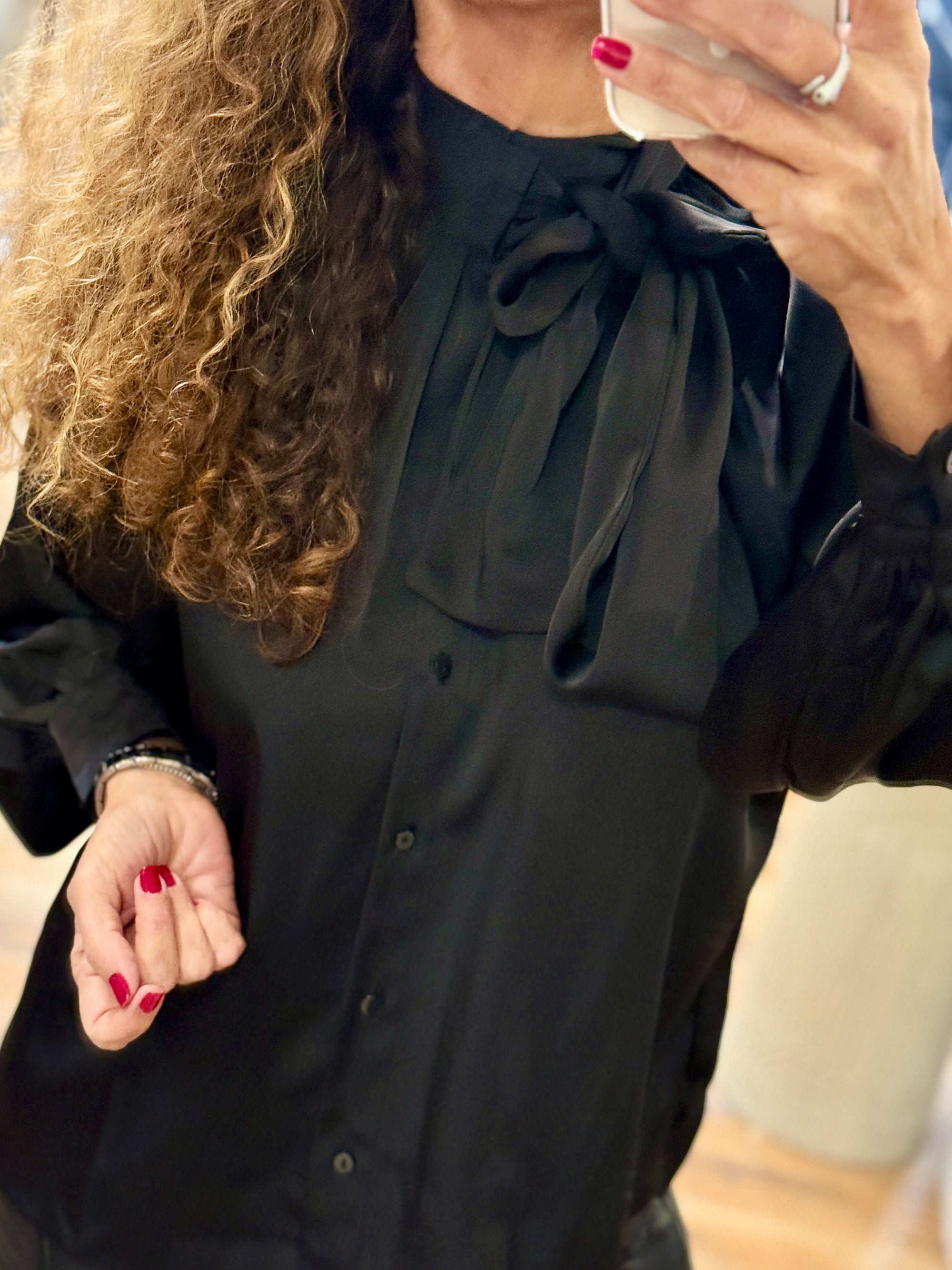 CHEMISE NOIRE A COL LAVALLIERE