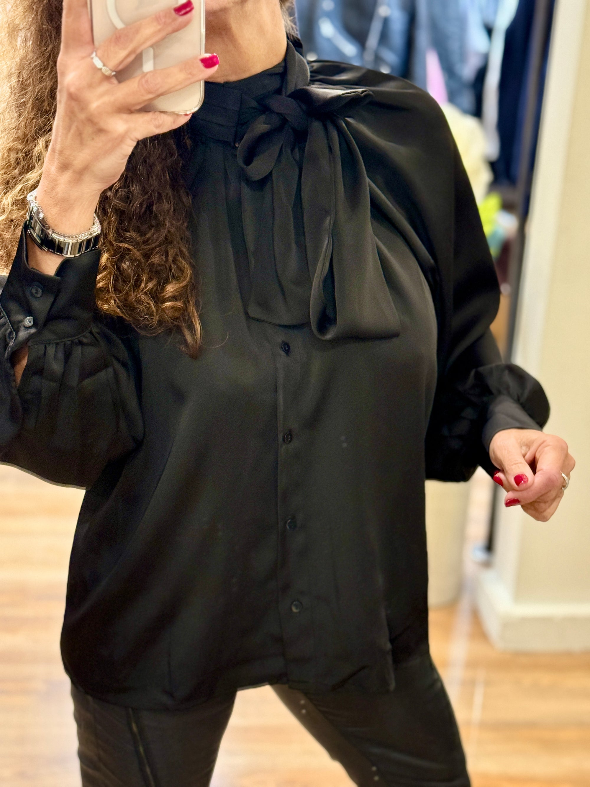 CHEMISE NOIRE A COL LAVALLIERE