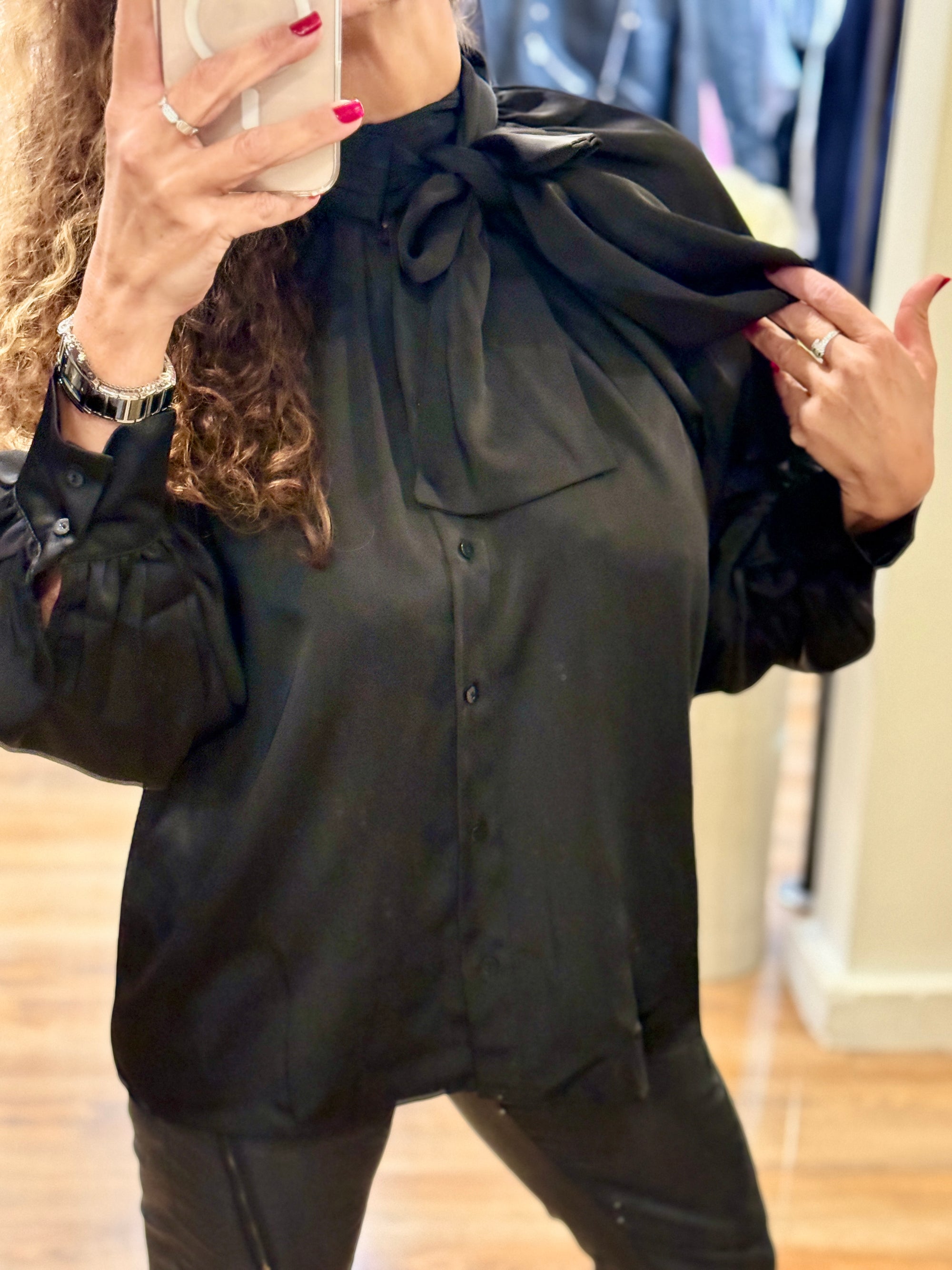 CHEMISE NOIRE A COL LAVALLIERE