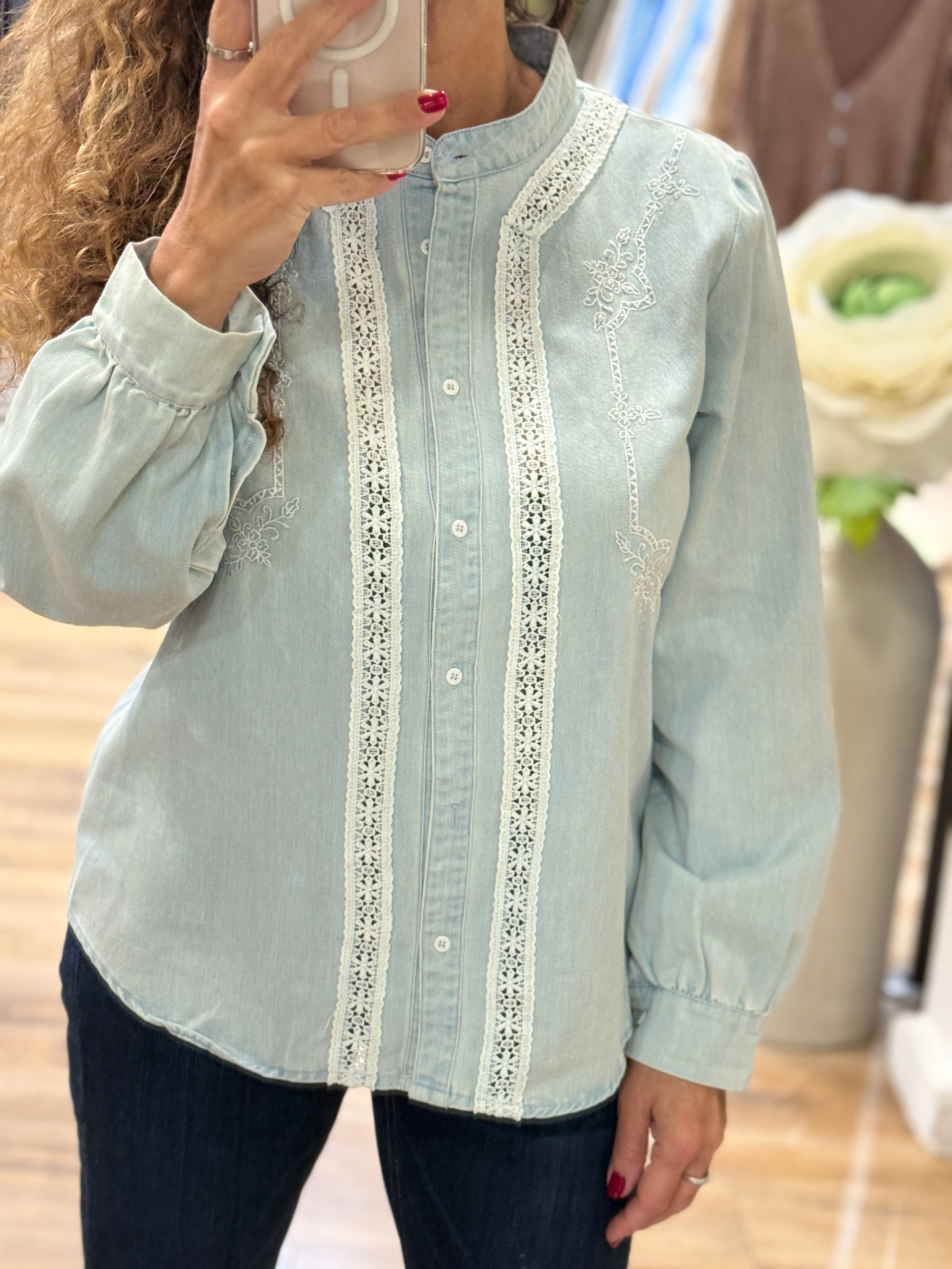 CHEMISE DENIM BRODERIES ET DENTELLE