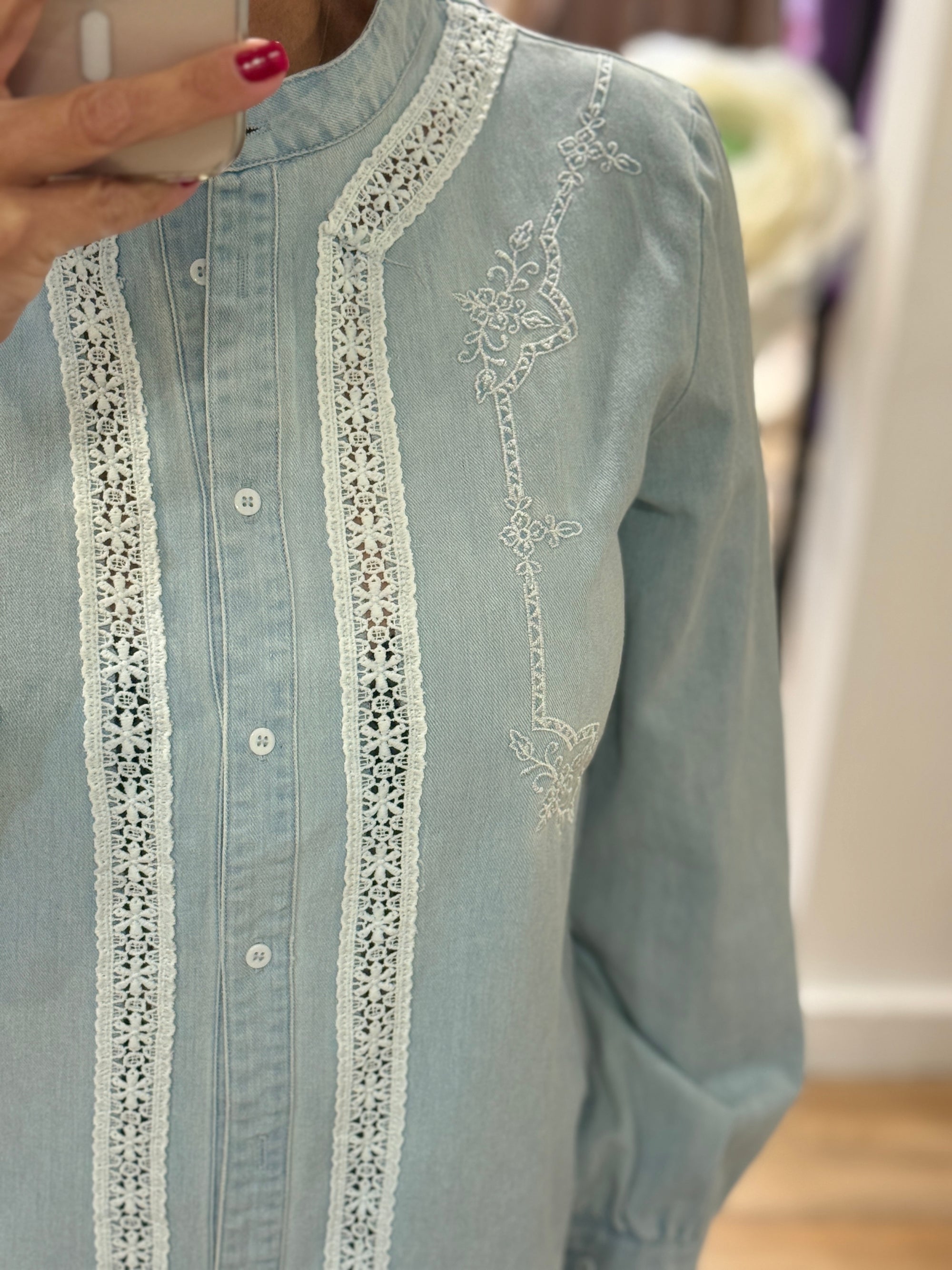CHEMISE DENIM BRODERIES ET DENTELLE