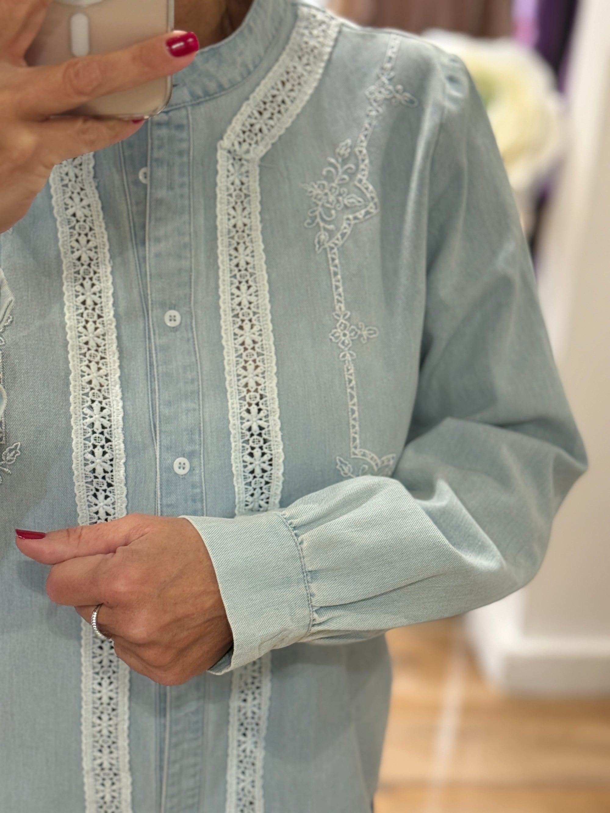 CHEMISE DENIM BRODERIES ET DENTELLE