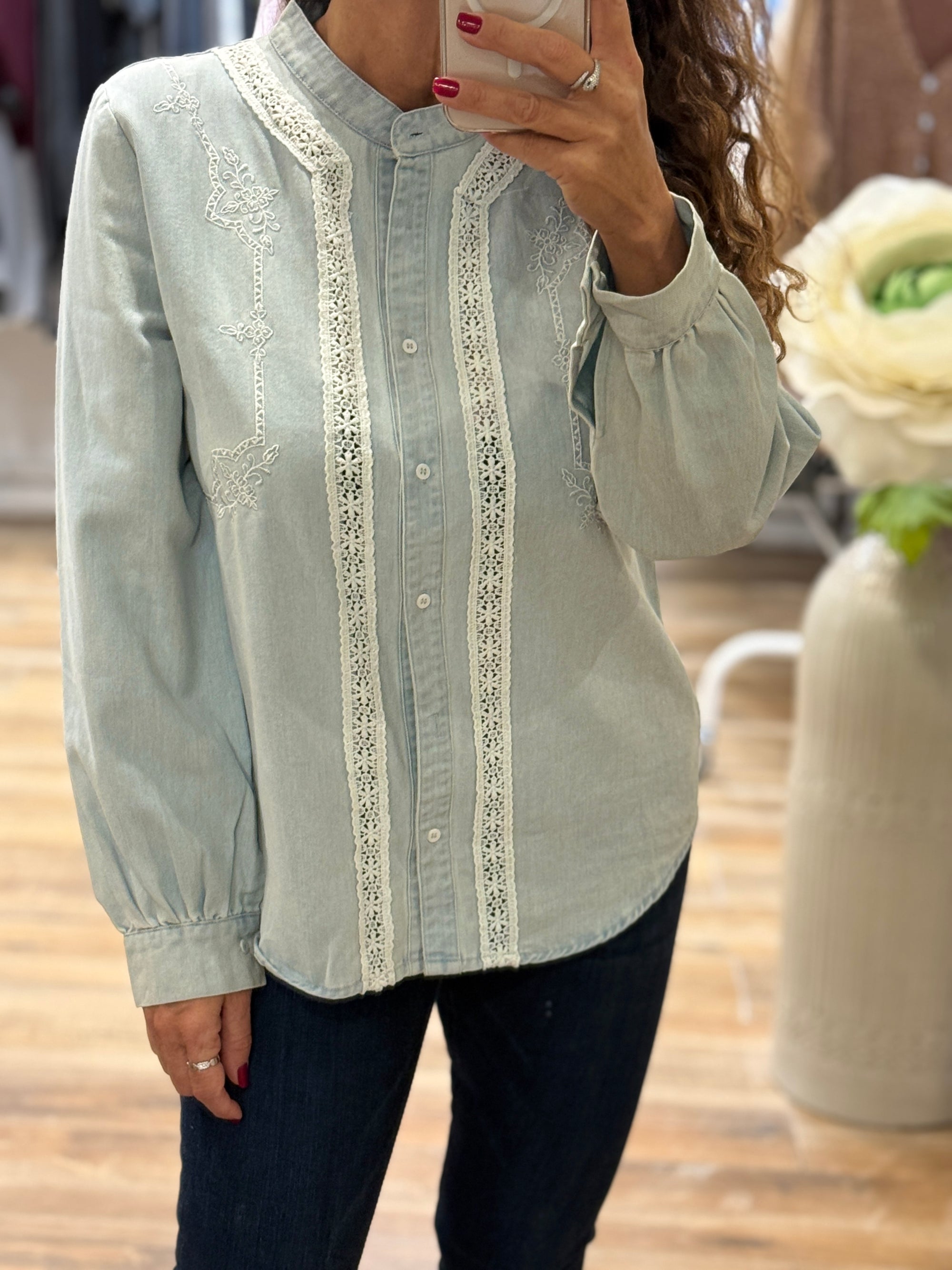 CHEMISE DENIM BRODERIES ET DENTELLE